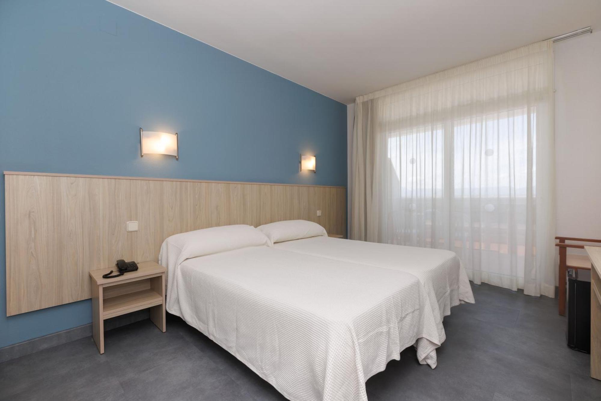 Lateral pool view room 4* PortAventura Park 1 access to Ferrari Land