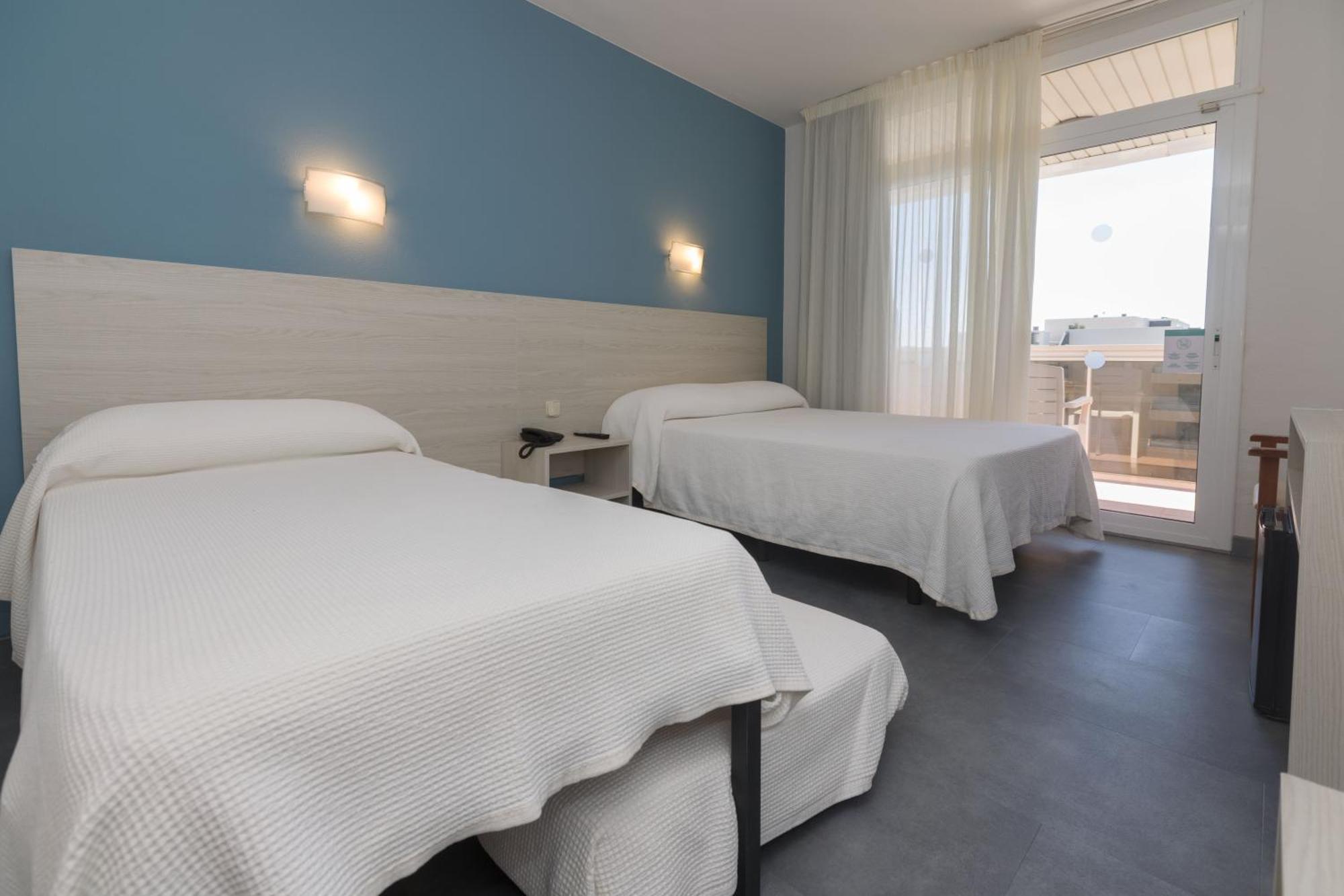 Lateral pool view room 4* PortAventura Park 1 Access to Ferrari Land